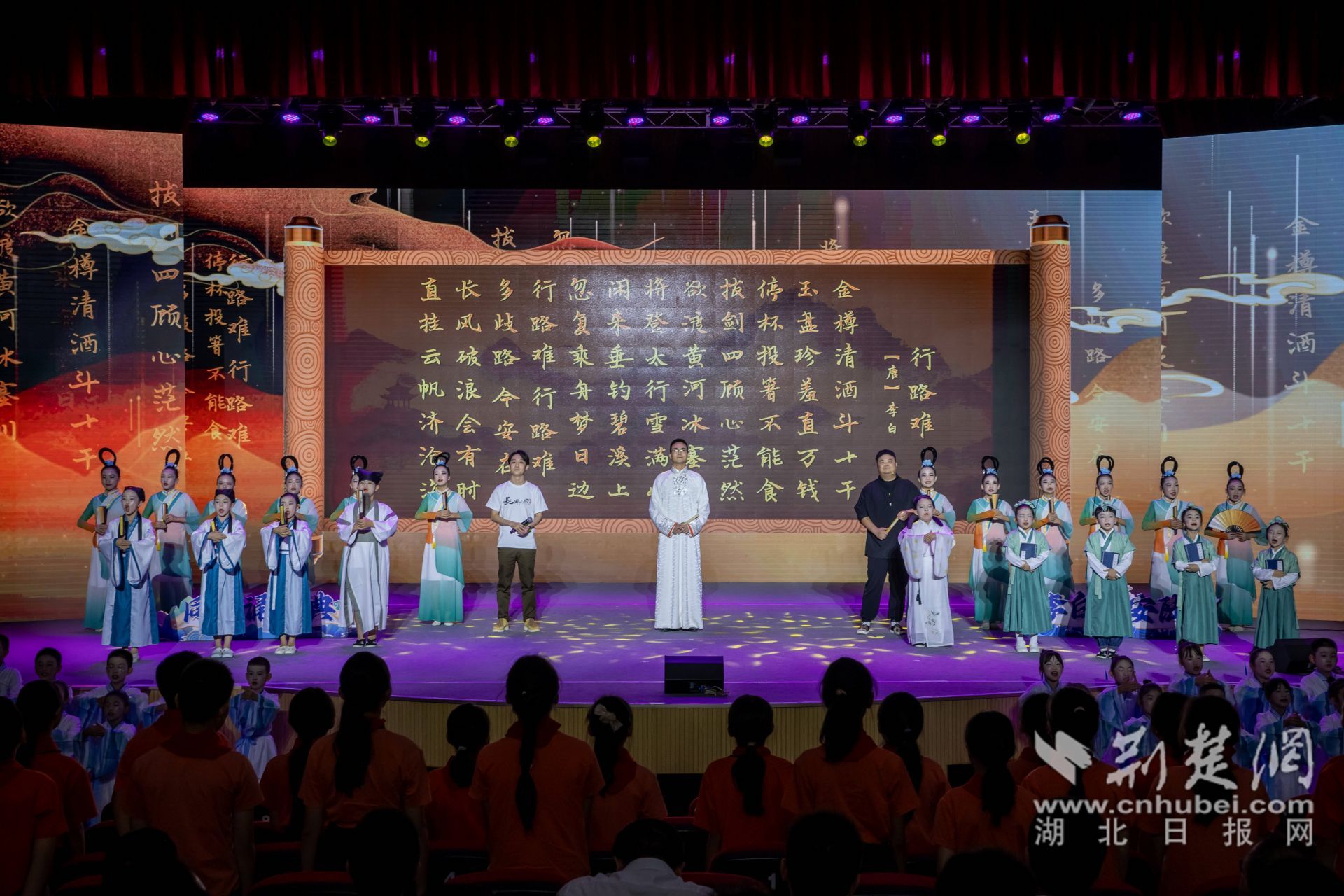 活動(dòng)最后凌振赫、沈嘉柯、余維剛與學(xué)生們一齊誦讀行路難_副本.jpg.jpg